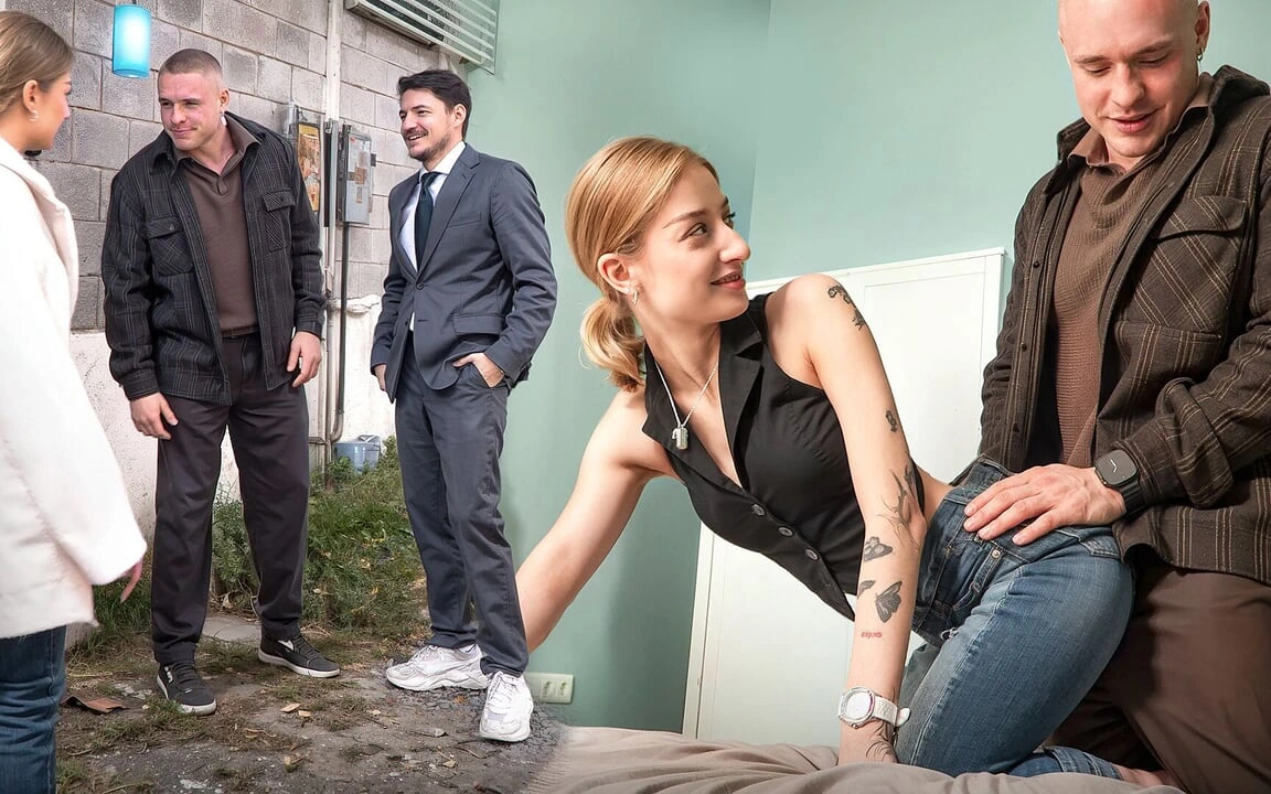 Estate Agent Fucks Young Wife Hard During House Viewing While Her C…