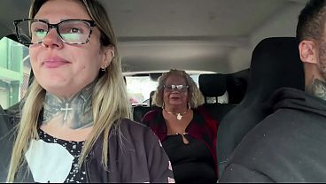 Chamamos a senhora de 63 anos que estava na buscando aposentadoria!Ela aceitou a foder gostoso vovó safada e fogosa soltou leite pelos seus peitos e ficou toda molhada